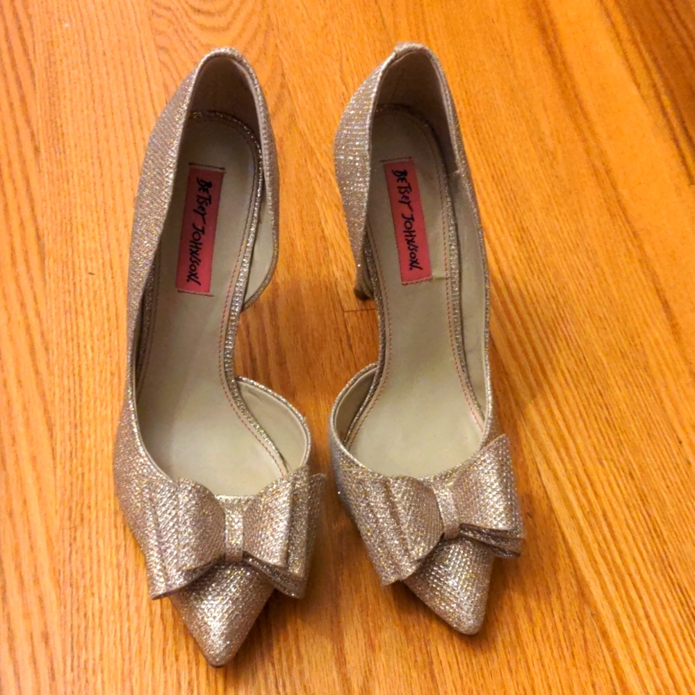 Betsy Johnson Prince size 7.5 gold
